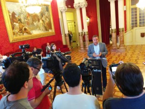 ​Xico Tarrés, aquest matí a la seu del Parlament de les Illes Balears atenent el mitjans de comunicació