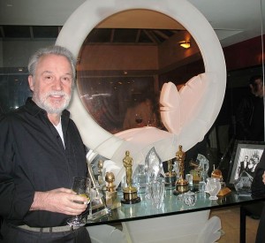 Giorgio Moroder, con varios de los premios que ha recibido a lo largo de su carrera. Foto: Wikipedia