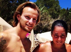 En la imagen, Rakitic y su esposa durante sus vacaciones en las Pitiüses.  Foto: Twitter diario Sport (@sport)