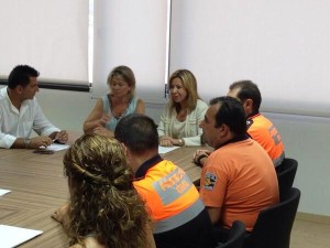 Nuria Riera, Pilar Marí y Sergio Torrandellas, en la reunión con los voluntarios de Protección Civil.