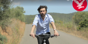 El presentador de esta serie de reportajes, que pretenden mostrar lugares turísticos desde el punto de vista de los locales, recomienda recorrer Ibiza en 'mountain bike'. 