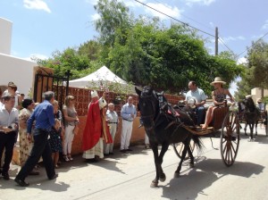 El bisbe d'Eivissa beneeix als animals durant la desfilada de carros.