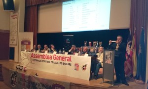 Un momento del sorteo del calendario de Tercera División realizado en la Asamblea General de la FFIB. Fotos: C. V. 