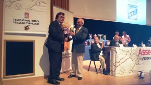 Vicent Bufí recoge el trofeo del Gasifred Atlético de manos de Miquel Bestard.