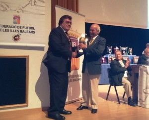 Vicent Bufí recoge el trofeo del Gasifred Atlético de manos de Miquel Bestard.