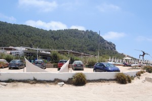 Imagen del beach-club el sábado por la mañana, con el escenario desmontado. Foto: D.V.