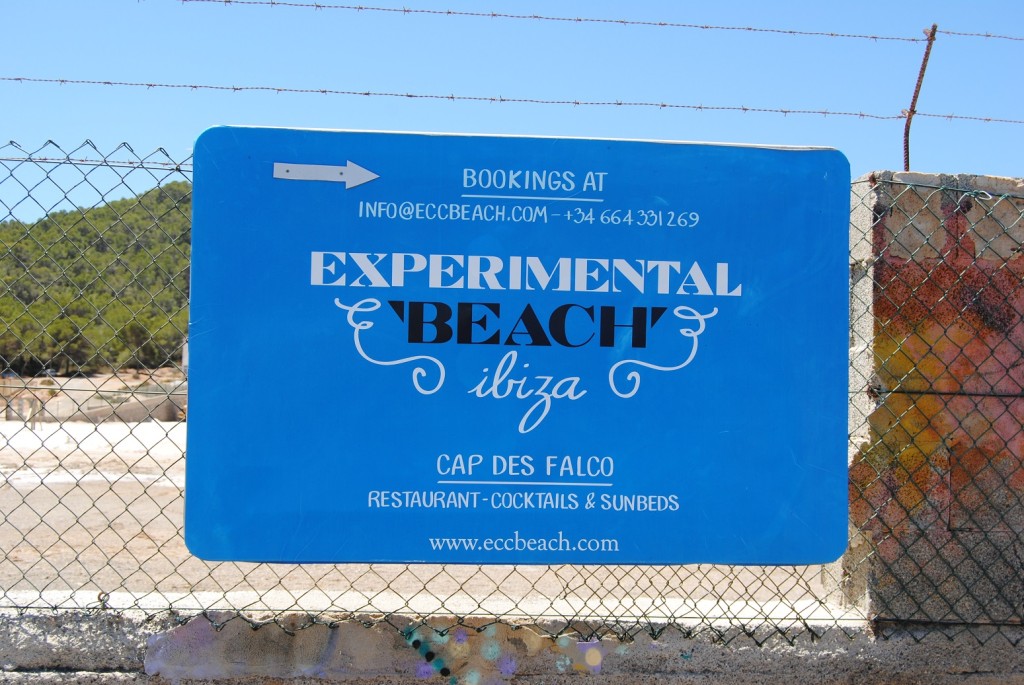 Cartel publicitario del Experimental Beach Club junto a la montaña de sal. Foto: D.V.