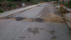 Imatge d'un dels carrers danyats per les obres de Red Eléctrica.