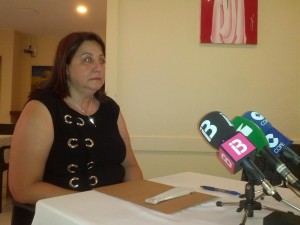 Lina Sansano en un instante de la rueda de prensa en la que detalló los motivos de su dimisión.  Foto: V. R. 