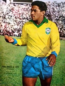 Manuel Francisco dos Santos, Garrincha, con la camiseta de Brasil.