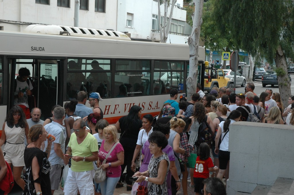 Imatge d'una acumulació de passatgers a la parada de l¡antiga subdelegació de govern. Foto: Cetis S.L.