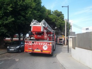 Dos camiones del Parque de Bomberos se han desplazado hasta el edificio. Foto: V. R. 