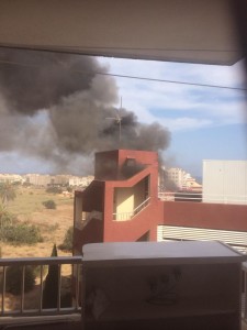 Uno de los focos del incendio se ha situado en una caseta metálica ubicada en el ático, que albergaba la lavandería.  Foto: Mariana Mares