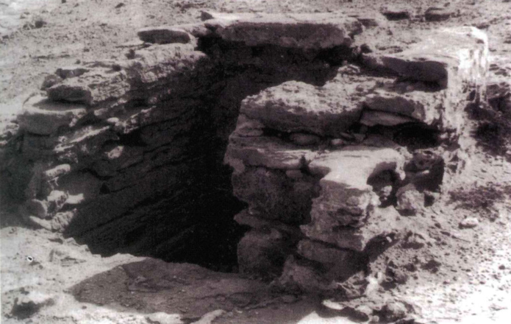 El pou des Verro l’any 1974, amb les seues característiques pedres de marès del paredat del clot. Foto de Joan Marí Cardona extreta de 'Formentera, documentació i paisatges', (Institut d’Estudis Eivissencs, 1994).