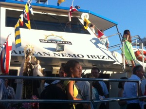 El barco 'Capitán Nemo' ha surcado las aguas de la bahía con la imagen de la Virgen del Carmen. Foto: D. V. 