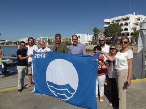 Entrega simbòlica de les banderes blaves. Foto: Ajuntament de Santa Eulària.