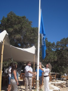 Momento en que se iza una de las banderas azules. Foto: Ajuntament de Sant Josep.