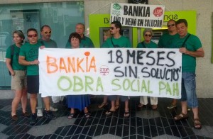 Un momento de la protesta realizada esta tarde ante la oficina bancaria de Bartolomé Roselló