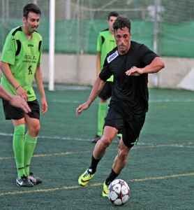 Bustamante avanza con el balón en Puig d'en Valls. Foto: Fútbol Pitiuso