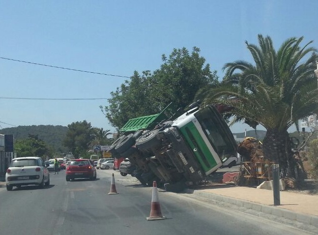 Imagen frontal del camión siniestrado.