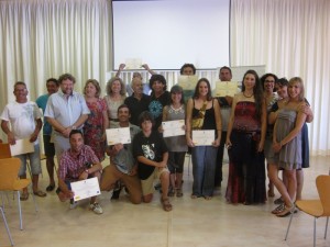 Los alumnos del curso de jardinería y viveros posan con sus diplomas.