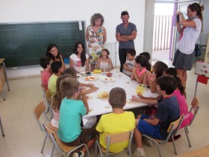 Neus Marí, alcaldesa de Sant Josep y el concejal Víctor Lozano, visitan una de las escuelas de verano.