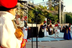 Cuatro 'colles' ibicencas inauguraron el primer acto de las Festes de la Terra de 2014.