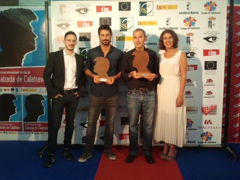 En el centro, David Silva y David Marqués sostienen el premio, flanqueados por Elio González y Lucía Álvarez. 