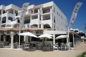 El White Ibiza Beach Club está situado en Platja d'en Bossa y abre todo el año.