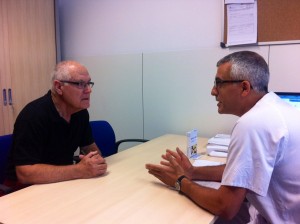 El doctor Palacios atiende a Albert Bonet, primer paciente del nuevo hospital. Foto: D.V.