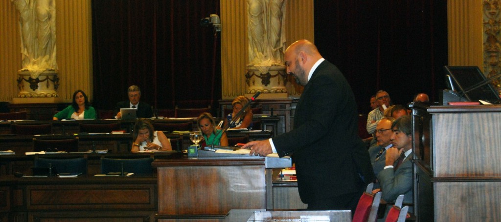 El conseller de Turisme, Jaime Martínez, exposant la nova Llei al Parlament. Foto: Parlament Balear.