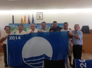 Antonio Marí y Jaime Marí entregaron las Banderas Azules a los representantes de las zonas turísticas. 