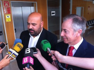 El conseller de Turisme, Jaime Martínez, atén a la premsa acompanyat del president del Consell d'Eivissa, Vicent Serra. Foto: D.V.