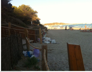 La suciedad también se acumula en la arena de la playa. 