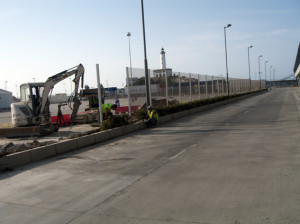 Imagen de los trabajos que se realizan en las aceras del puerto de Botafoc