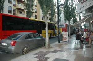 Exemple d'un autobús parant en segona fila perquè hi ha un cotxe aparcat. Foto: Cetis S.L.