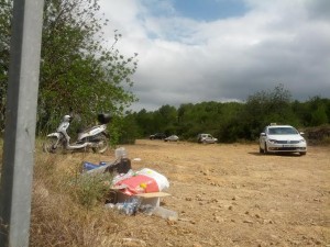 Este solar y otras zonas del Camí Vell de Sant Mateu próximas al hipódromo fueron usadas como aparcamiento desde donde se se traslado a los clientes a la fiesta en furgonetas.