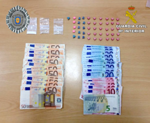 Las pastillas y el diner incautado al detenido. Foto: Ministerio del Interior.