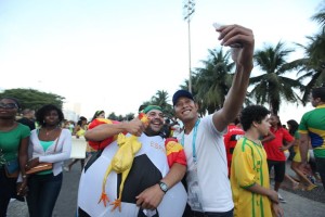 Un aficionado se fotografía con Pepe Ramón en Brasil. Foto: Lorena Portero