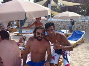 Pirlo, en Cala Bassa, con joven un futbolista ibicenco. Foto: Fútbol Pitiuso