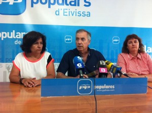 La vicepresidenta del PP de Eivissa, Pepita Gutiérrez, el presidente del PP, Vicent Serra, y la presidenta del PP de Vila, Carmen Domínguez. Foto: D.V.