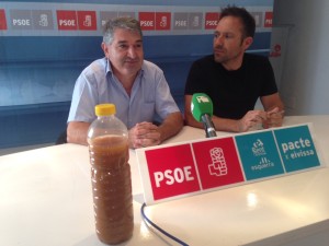 Pep 'Marge' i Juanjo Cardona han mostrat avui en una roda de premsa l'"aigua bruta" que reben vesins i empreses de la zona de Montecristo