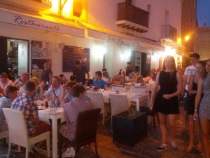 El restaurante se encuentra en la Plaza de Vila, dentro del recinto amurallado declarado Patrimonio de la Humanidad