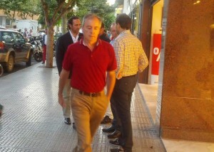 Vicent Serra entrando en la sede del Partido Popular antes de la reunión el pasado martes. Foto: V.R.