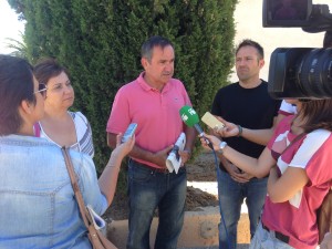 Xico Tarrés, acompanyat de Patricia Abascal i Juanjo Cardona, atén als periodistes. Foto: PSOE-Pacte.