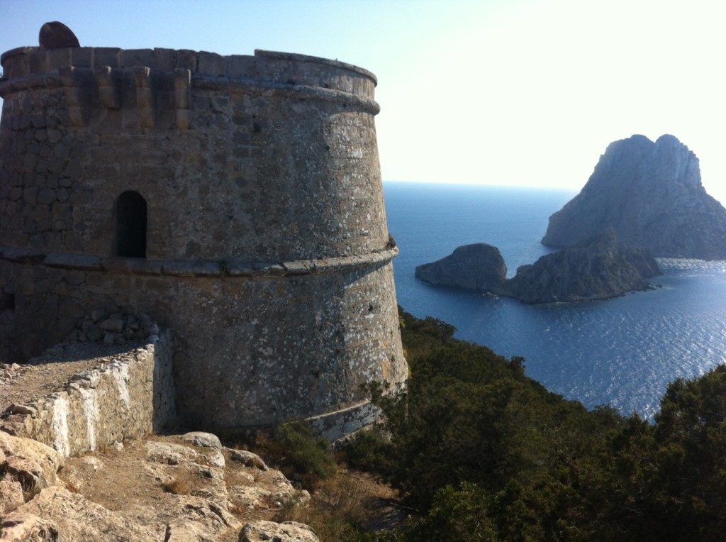 Imagen de la Torre del Savinar con Es Vedrà al fondo. Foto: D.V.