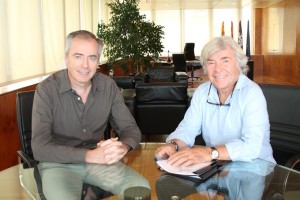 El presidente del Consell, Vicent Serra, con el presidente de la asociación vecinal, Ángel Nieto