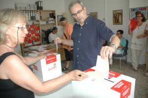 Vicent Torres, secretari general de la FSE-PSOE vota a la seu de l'Agrupació Socialista de Santa Eulària