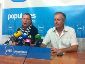 Virginia Marí acompañada del presidente del PP de Eivissa, Vicent Serra, durante la rueda de prensa. Foto: D.V.