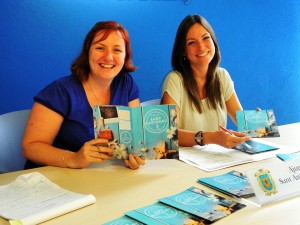 Lidia Costa y Luci Torres durante la presentación del programa de fiestas de Sant Bartomeu.